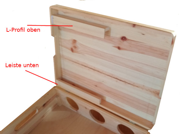 Holzleisten als Monitorhalter im Deckel einkleben